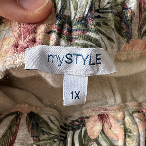 MyStyle Women's Spring Floral Brushed Fleece Casual Pull-On Shorts Gray 1X - Picture 7 of 15